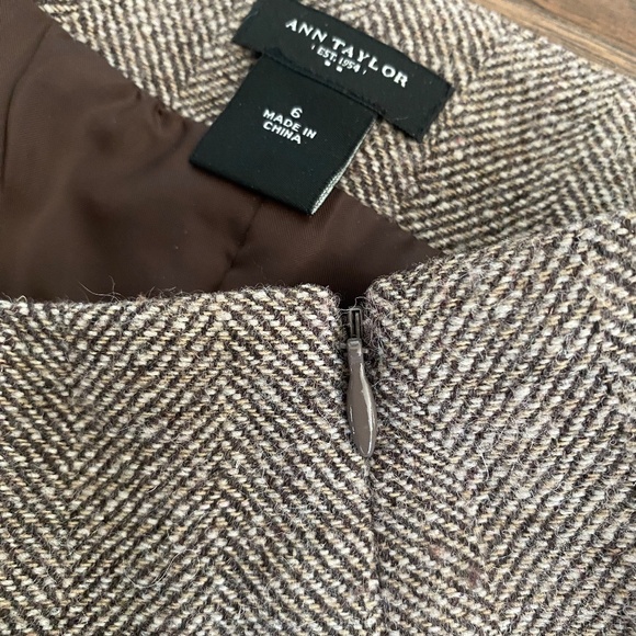 Ann Taylor Herringbone Tweed Pencil Skirt (size 6) - Picture 2 of 4